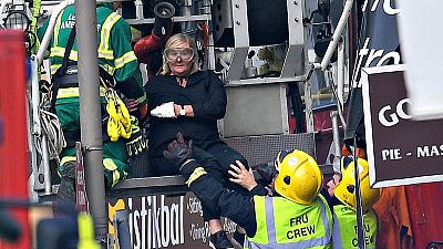 Londra'da yolcu otobüsü binalara çarptı