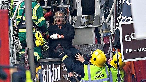 Emeletes busz ütközött egy üzletnek Londonban Emeletes busz ütközött egy üzletnek Londonban