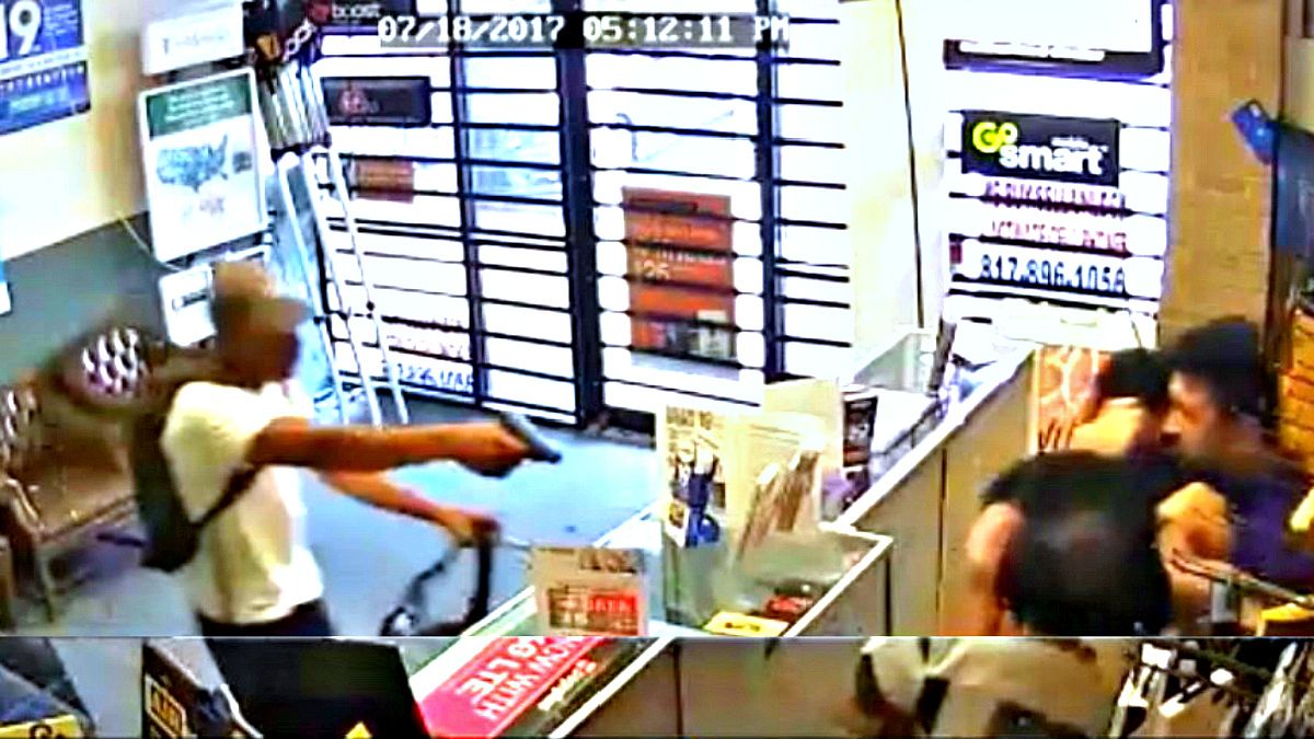 Teksas: Mağaza çalışanları silahlı soyguncuları yaka paça dışarı attı