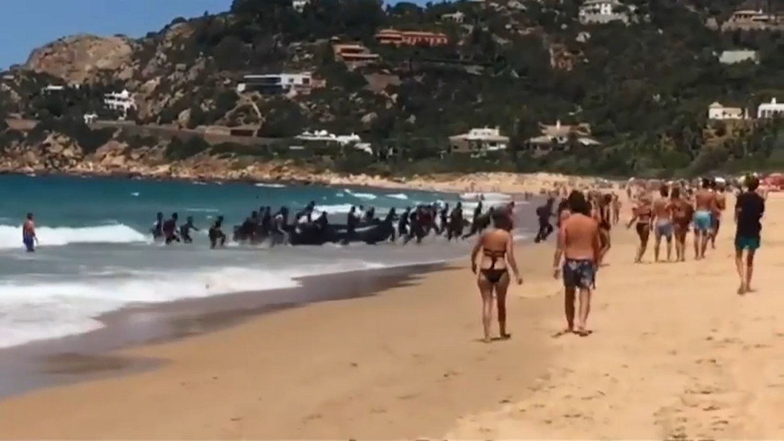 Flüchtlingsboot am Touristenstrand