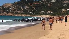 Flüchtlingsboot am Touristenstrand