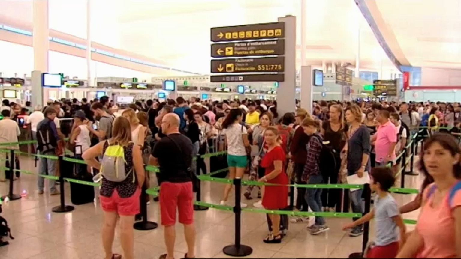 Mitten in der Urlaubszeit: Generalstreik am Flughafen Barcelona