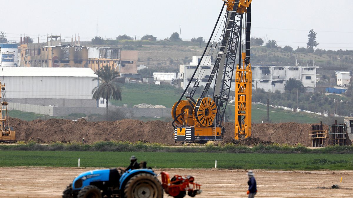 إسرائيل ماضيةٌ في بناء جدار حول غزة وتحذر "حماس" من عرقلة العمل