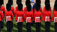 Image: Britain's Queen Elizabeth II and President Donald Trump inspect the 