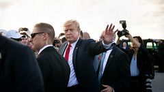 Image: U.S. President Donald Trump waves as he greets supporters on the tar