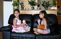 شاهد: لقاء طفلتين سوريتين بعد رحلة اللجوء الى كندا