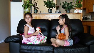 شاهد: لقاء طفلتين سوريتين بعد رحلة اللجوء الى كندا
