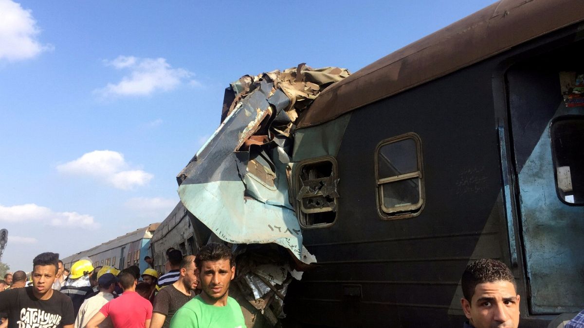 Colisão entre dois comboios faz dezenas de mortos
