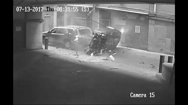 Hét emeletet zuhant egy autó egy parkolóházból Hét emeletet zuhant egy autó egy parkolóházból