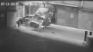 VIDEO: Auto crasht 7 Stockwerke nach unten