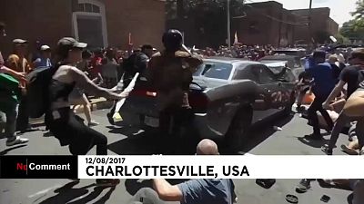 Etats-Unis : une voiture fonce sur des contre-manifestants