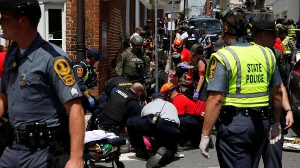 سيارة تصدم حشدا من المتظاهرين في ولاية فرجينيا الأمريكية سيارة تصدم حشدا من المتظاهرين في ولاية فرجينيا الأمريكية
