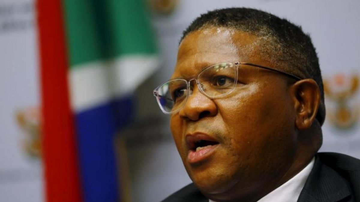 Ministro da Polícia apela a apoio a Zuma no seio do ANC