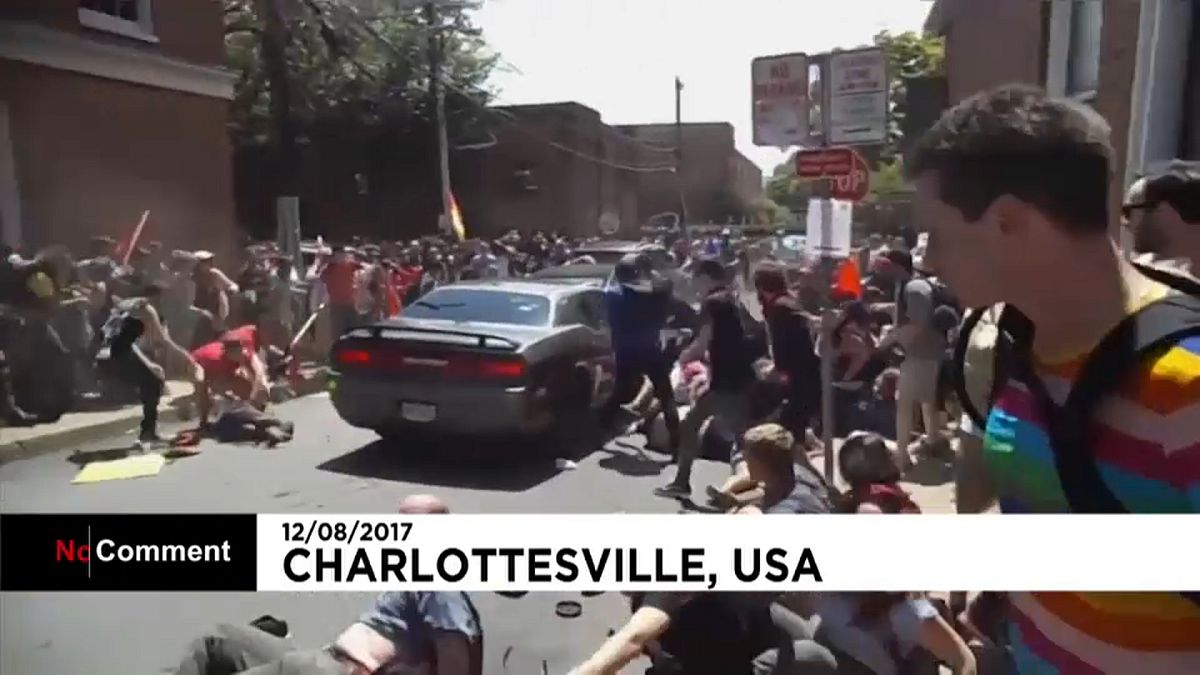 Moment des Grauens: Auto rast in Menschenmenge