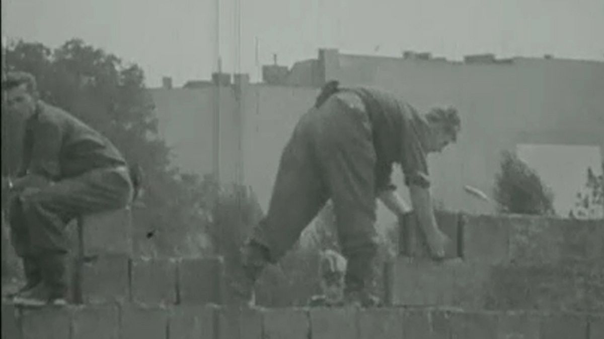 56 éve kezdték építeni a berlini falat