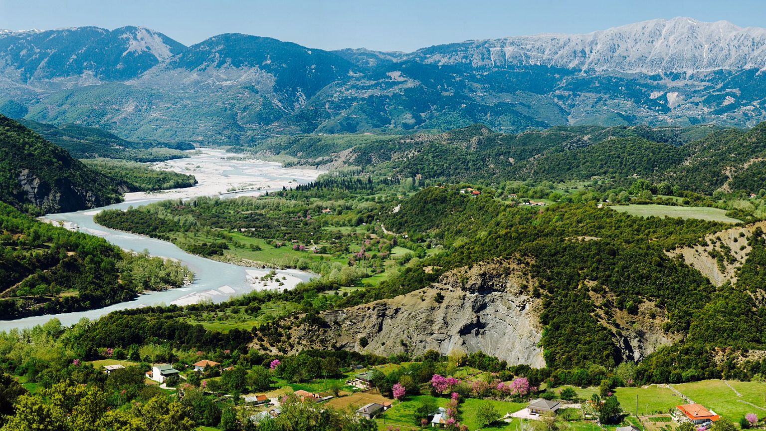 Οδοιπορικό στην «άγνωστη» Κοιλάδα του Αχελώου