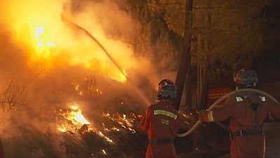 Spanyol tűzoltók segítik a portugáliai tűz oltását