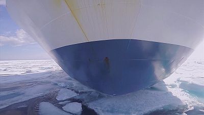 Alig van mit törnie a jégtörő hajóknak az Északi sarkkörnél