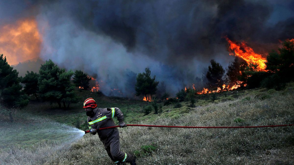 Πυρκαγιές: Συνεχείς αναζωπυρώσεις στη ΒΑ Αττική