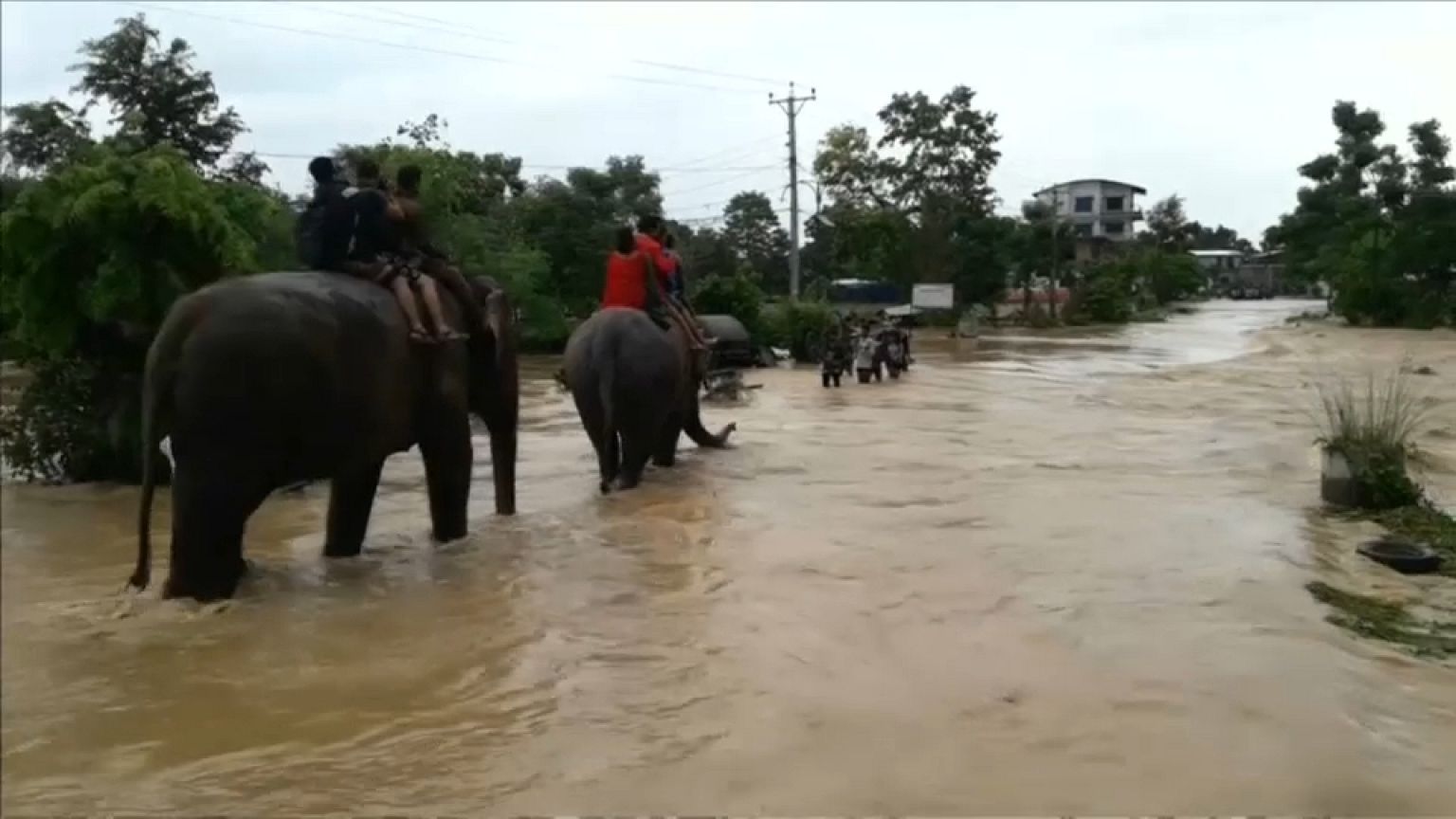 India e Nepal: morte e devastazione dopo le alluvioni