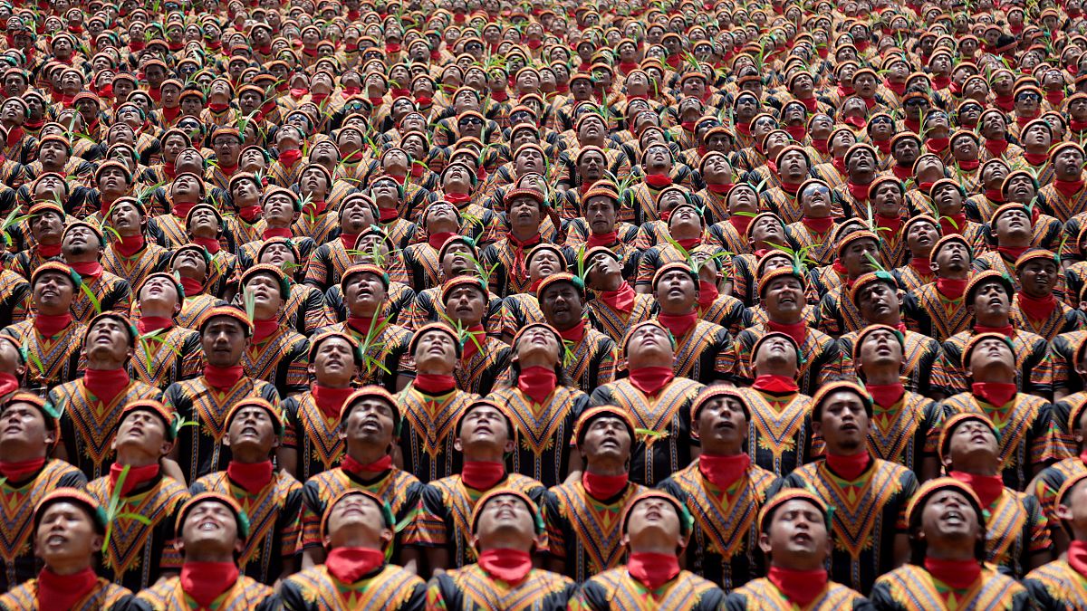 شاهد : رقصة عشرة الاف رجل في اندونيسيا