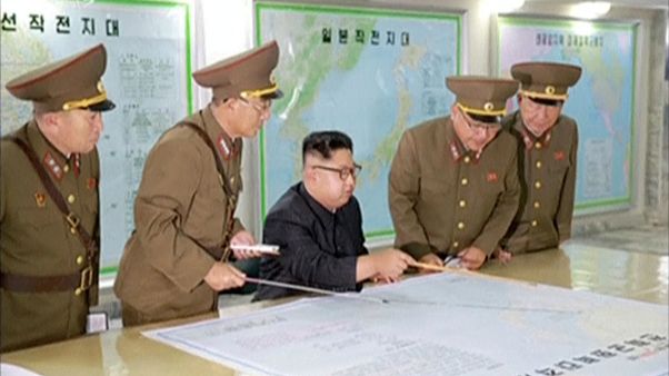 Jogo de nervos entre Kim Jong-un e Donald Trump Jogo de nervos entre Kim Jong-un e Donald Trump