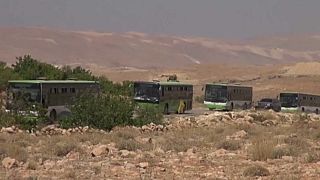 مقاتلو (سرايا أهل الشام) ولاجئون يتجهون من عرسال في لبنان إلى فليطة السورية