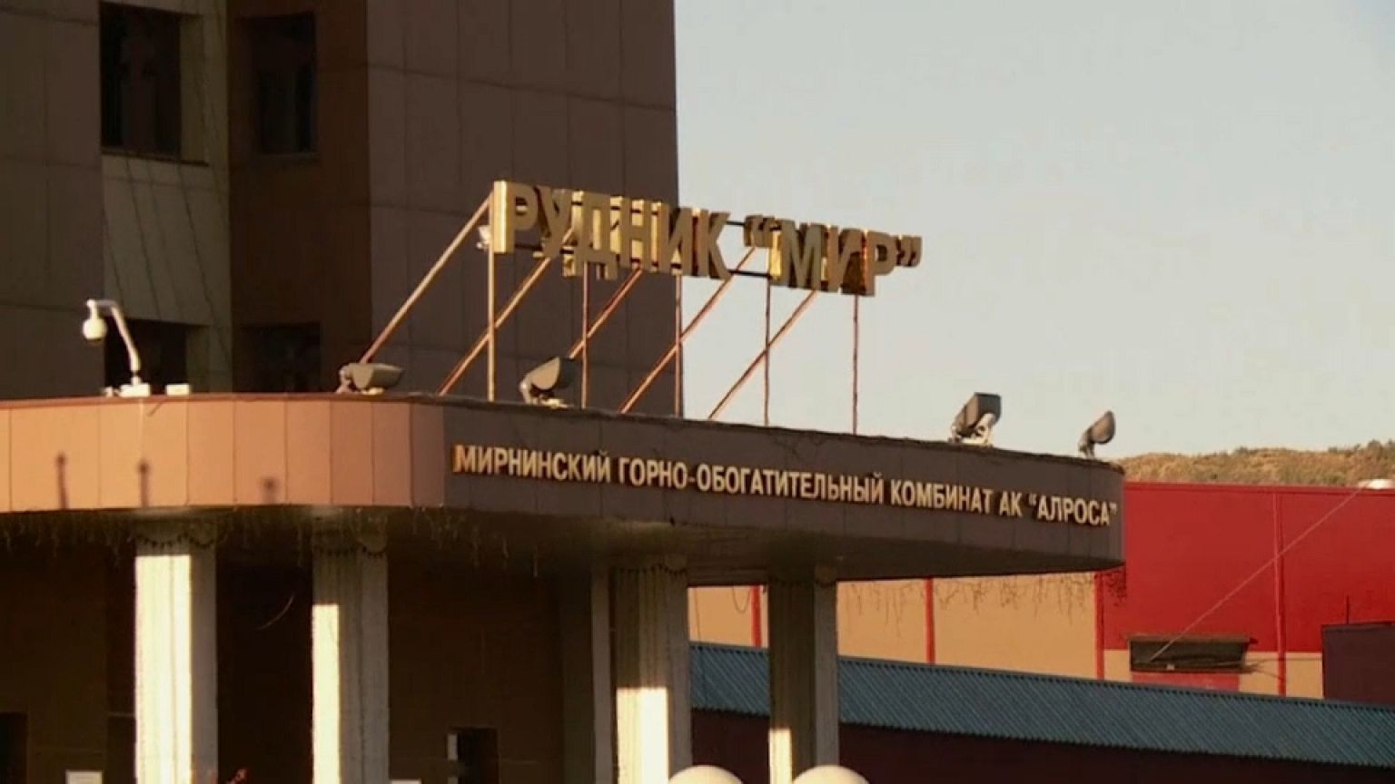 Поиски шахтеров частично прекращены