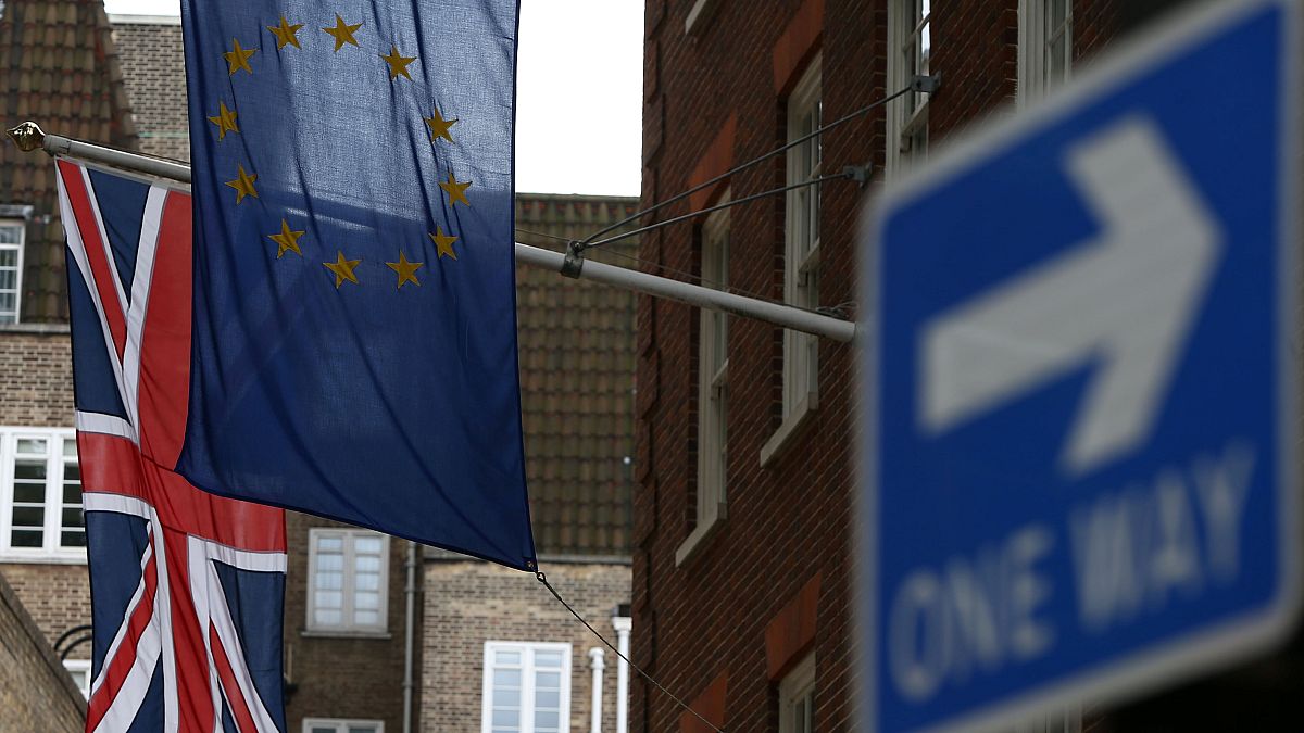 UK seeks interim EU customs deal to avoid Brexit trade chaos