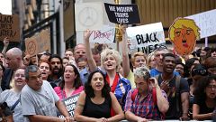 Scharfe Kritik und Proteste gegen Trump