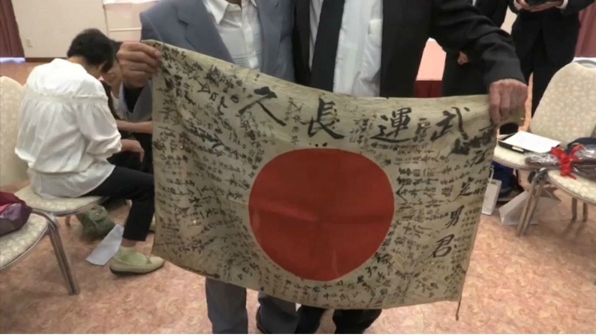 شاهد: محارب أميركي يعيد علما لشقيق جندي ياباني قتل قبل 73 عاما