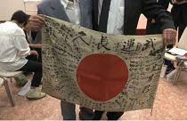 شاهد: محارب أميركي يعيد علما لشقيق جندي ياباني قتل قبل 73 عاما