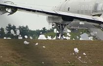 ABD'deki bir havalanını köpükler sardı