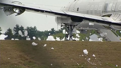 ABD'deki bir havalanını köpükler sardı