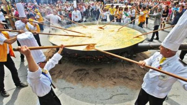 Ομελέτα-γίγαντας με 10.000 αβγά! Ομελέτα-γίγαντας με 10.000 αβγά!