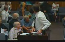 شاهد: انفجار بطارية داخل حقيبة امرأة