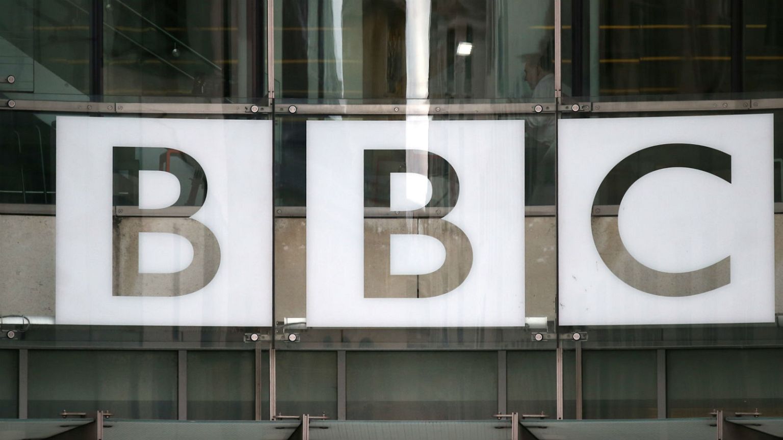محكمة إيرانية تجمد اصول اكثر من مئة وخمسين صحفيا إيرانيا يعملون في BBC