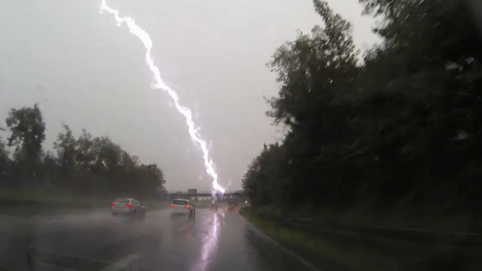 Unwetter: Stillstand am Frankfurter Flughafen