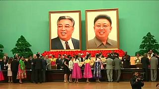 Diplomatákkal ünnepelték a Kim-dinasztiát