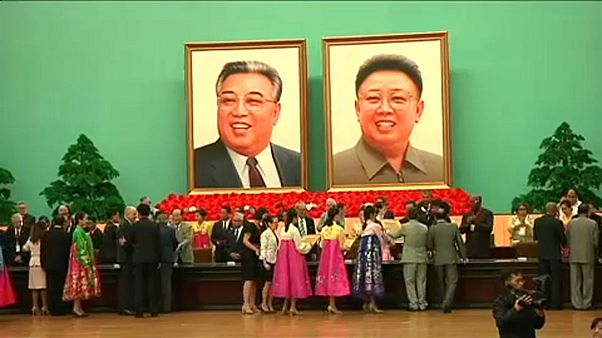 Diplomatákkal ünnepelték a Kim-dinasztiát Diplomatákkal ünnepelték a Kim-dinasztiát