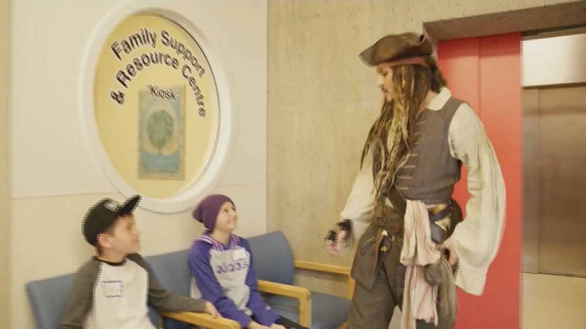 Johnny Depp'ten hasta çocuklara anlamlı ziyaret