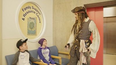 Johnny Depp, vestido de pirata, visita un hospital