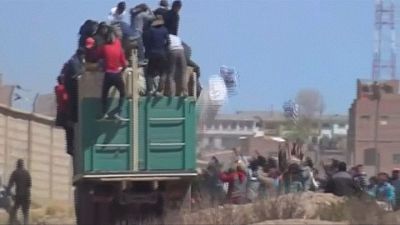 Bolivyalı şoför kaçak mal taşıdığı kamyonu ateşe verdi