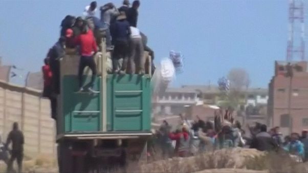 Bolivien: Lkw mit Schmuggelware geplündert Bolivien: Lkw mit Schmuggelware geplündert