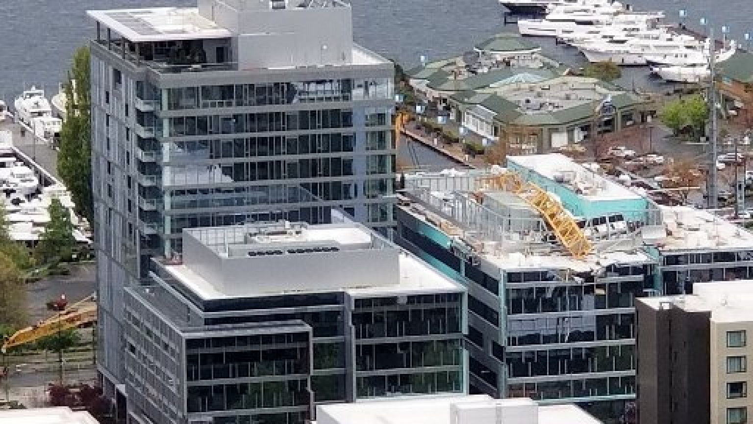 Crane falls into traffic on Seattle street, killing 4