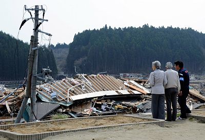 Minamisanriku Mayor Jin Saito, Japanese Emperor Akihito and Empress Michiko look at tsunami devastation from the Isatomae Elementary School in Minamisanriku, Miyagi Prefecture, on April 27, 2011.