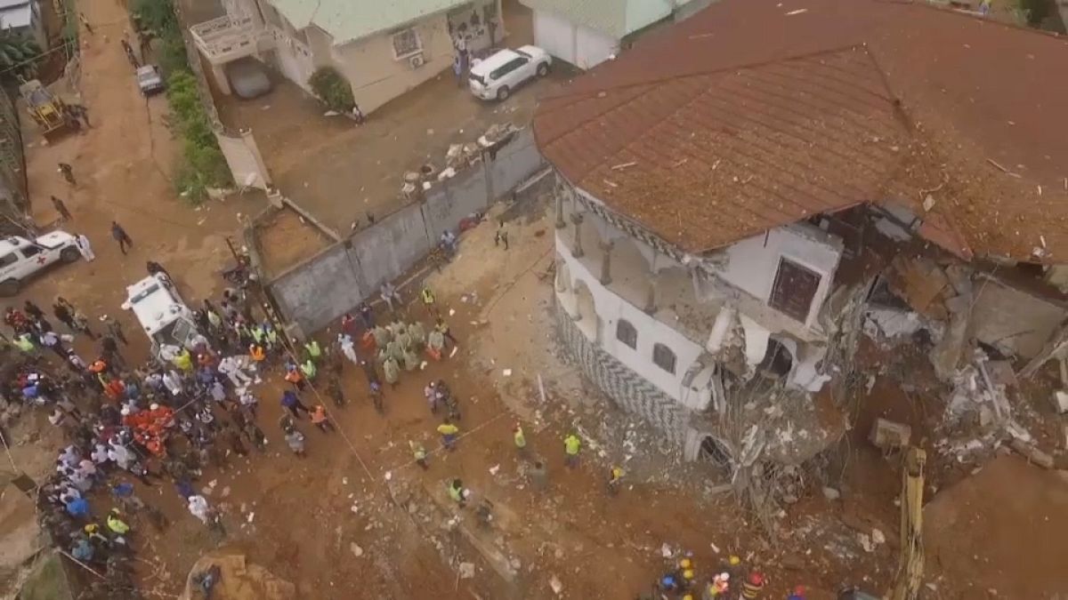 A Serra Leoa enterra as vítimas e continua à procura de 600 desaparecidos