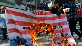 به آتش کشیده شدن پرچم آمریکا در اعتراض به سفر مایک پنس به شیلی