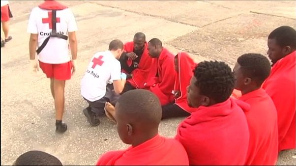 Migranti, nello stretto di Gibilterra in acqua-scooter sognando l'Europa Migranti, nello stretto di Gibilterra in acqua-scooter sognando l'Europa