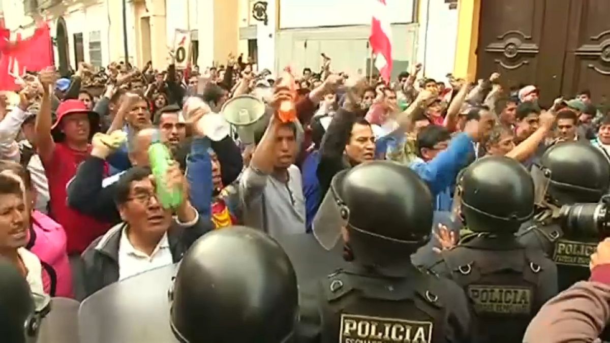 Perù: docenti in sciopero per l'aumento, scontri a Lima